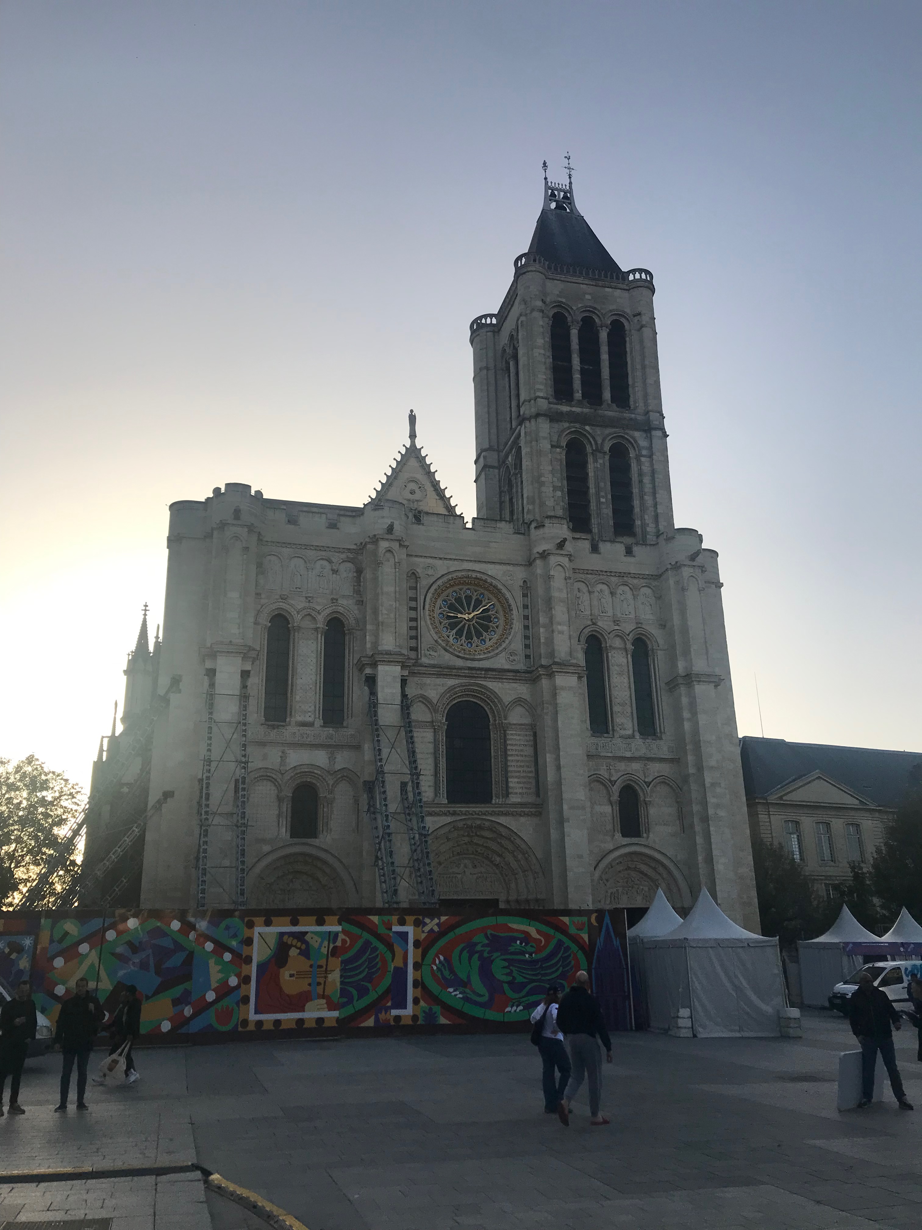 façade basilique saint-denis, soleil levant derrière