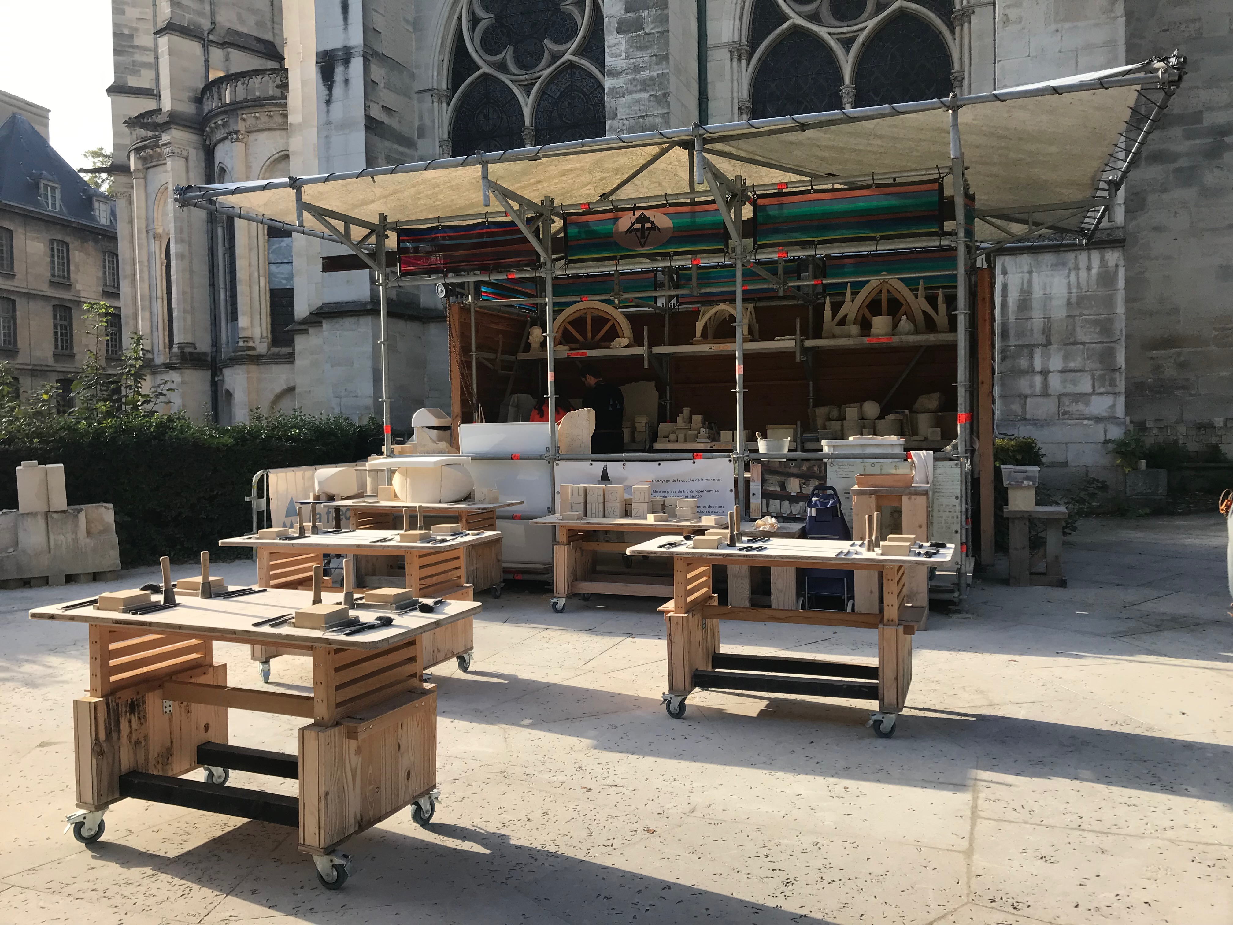 établis en bois disposés en quinconque, basilique au fond