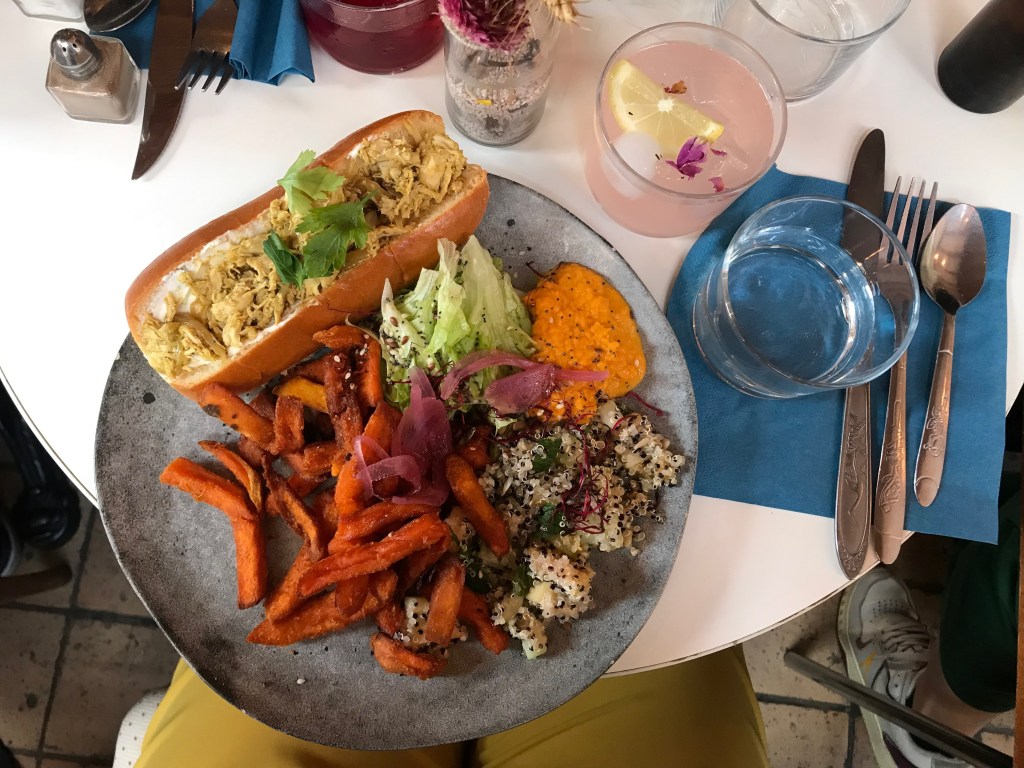 assiette hot dog pulled chicken, frites de patates douces, légumes