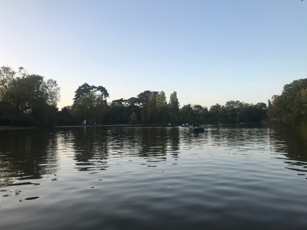 eaux paisibles d'un lac, jour qui tombe