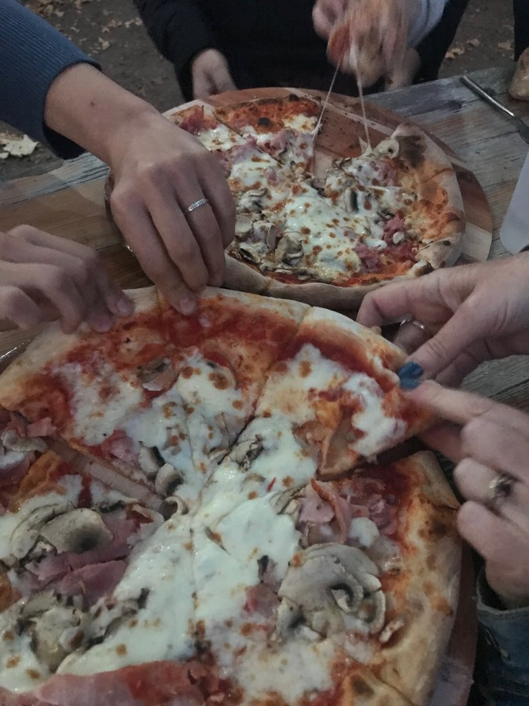 pizzas et mains qui s'en saisissent