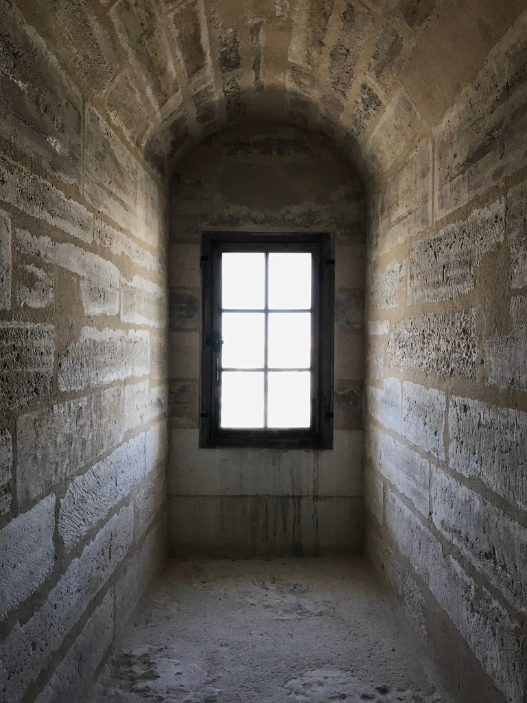 fenêtre au bout d'un petit cachot