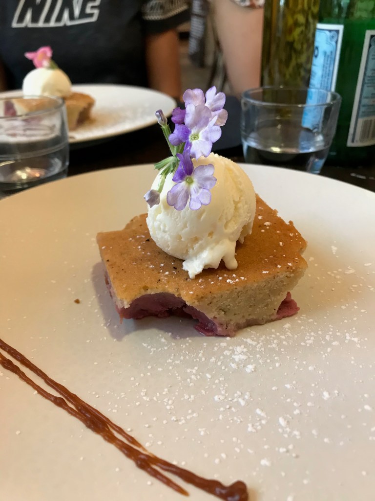 financier aux prunes, glace crème d'Isigny, fleur