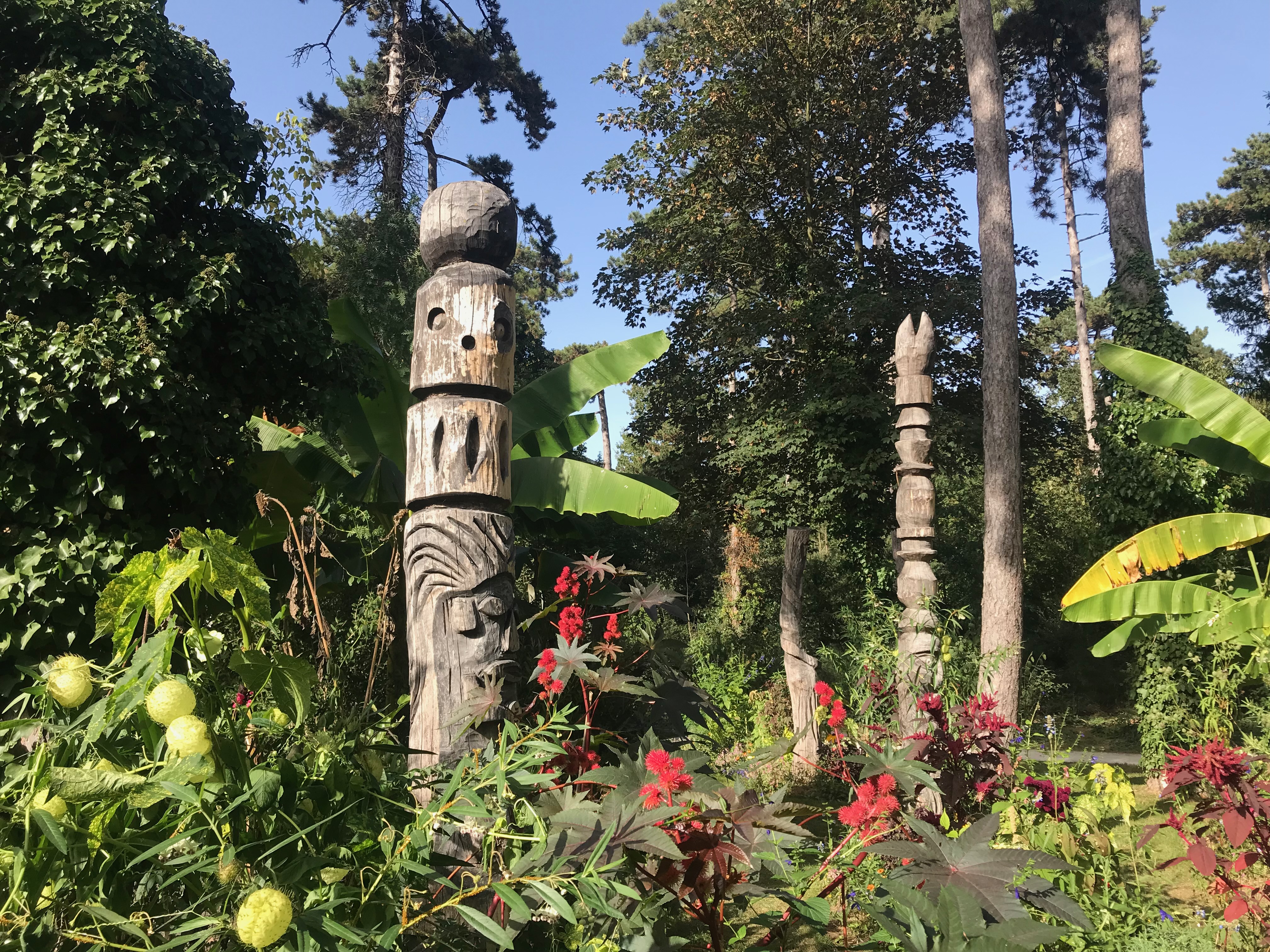 totem en bois et plantes exotiques