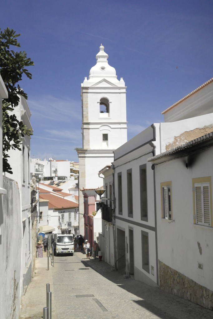 rue de Lagos avec un clocher