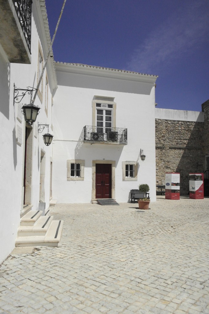 cour pavé et bâtiments blancs autour, chateau de Loulé
