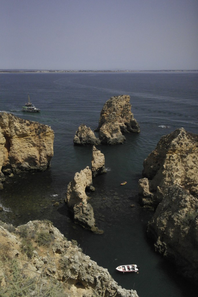 rochers et falaises à pic dans l'océan