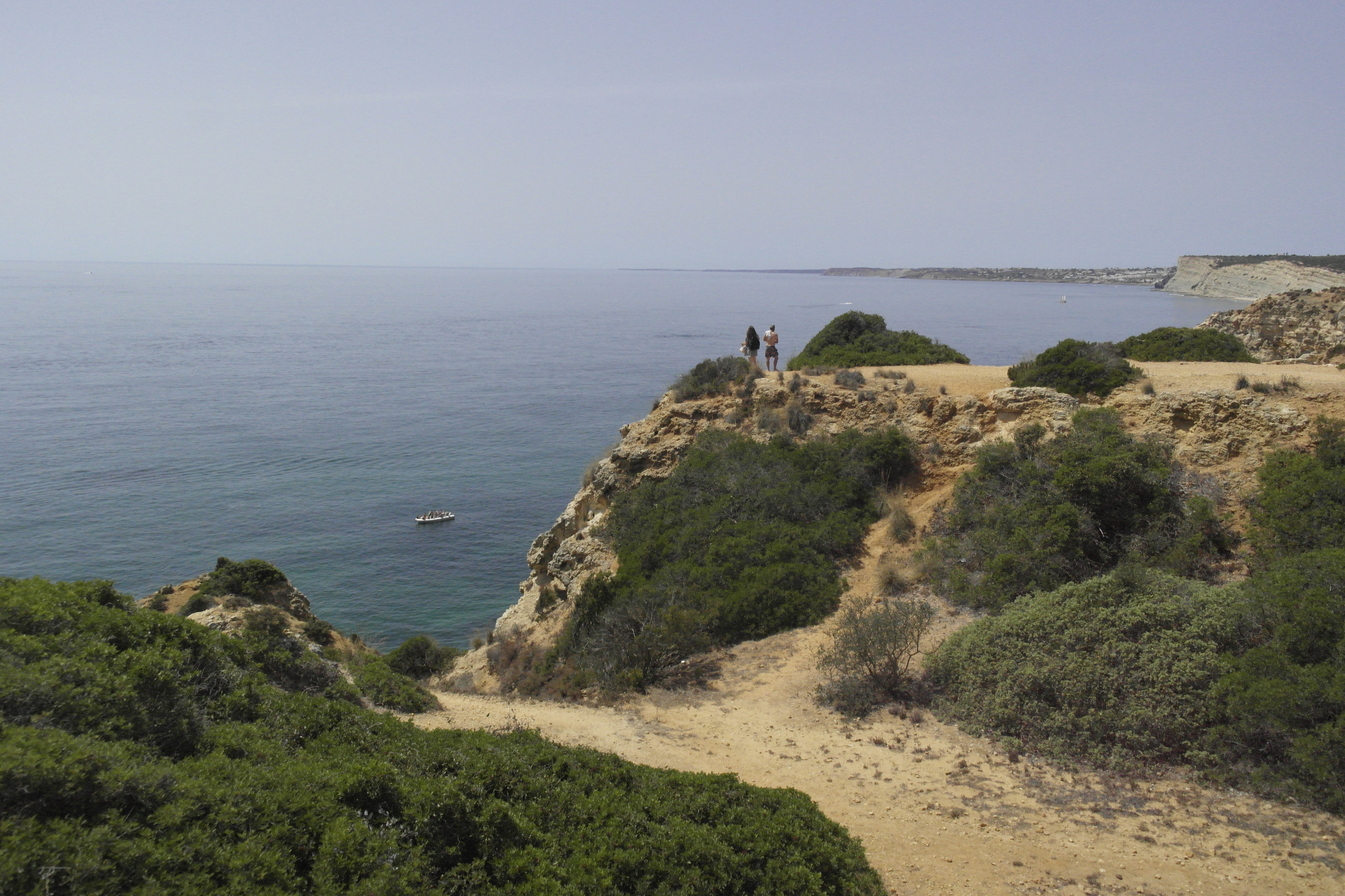 falaises ocres, végétation, océan à perte de vue
