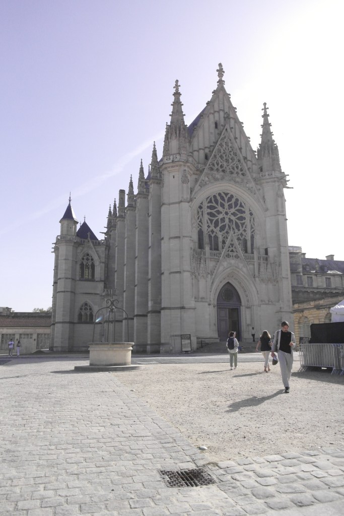 église au milieu de la cour du chateau, façade gothique