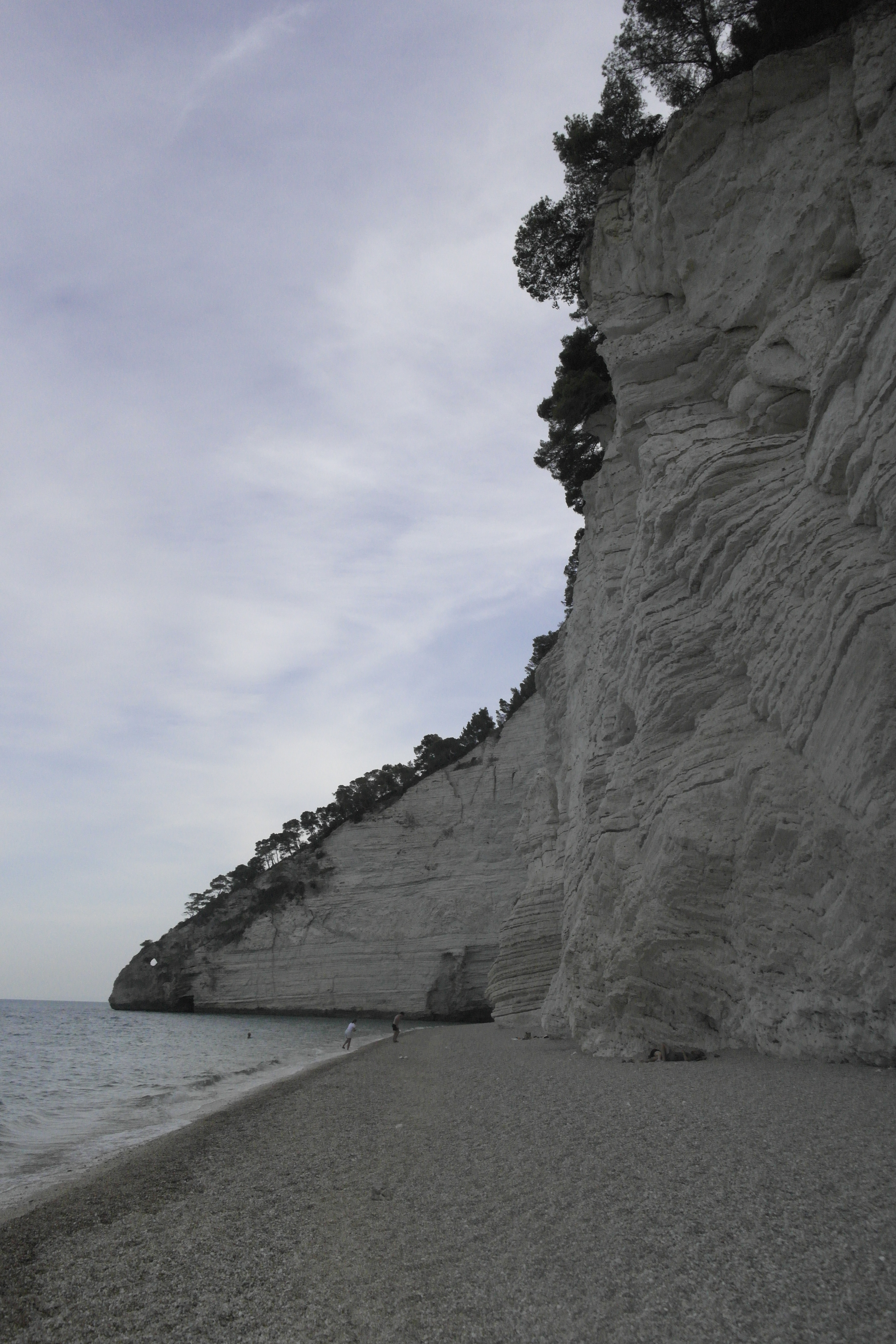 plage à l'ombre, en pied de falaise blanche