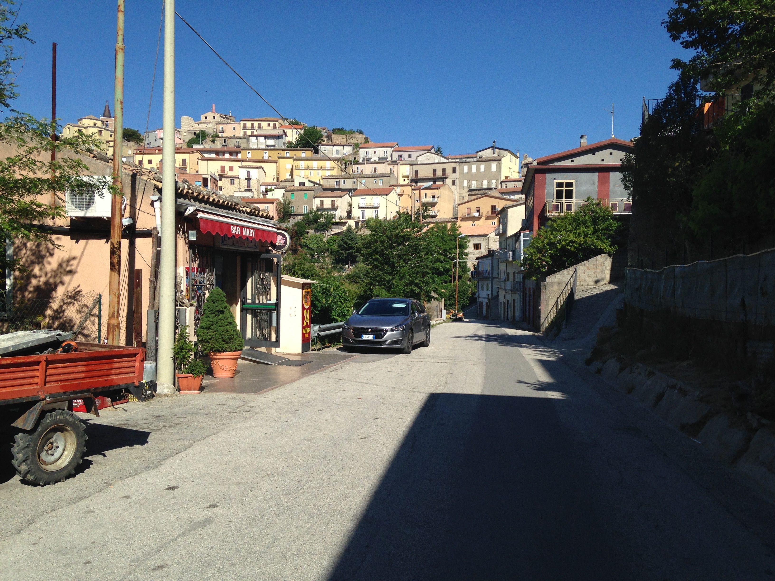 bar dans une maisonnette et village au fond