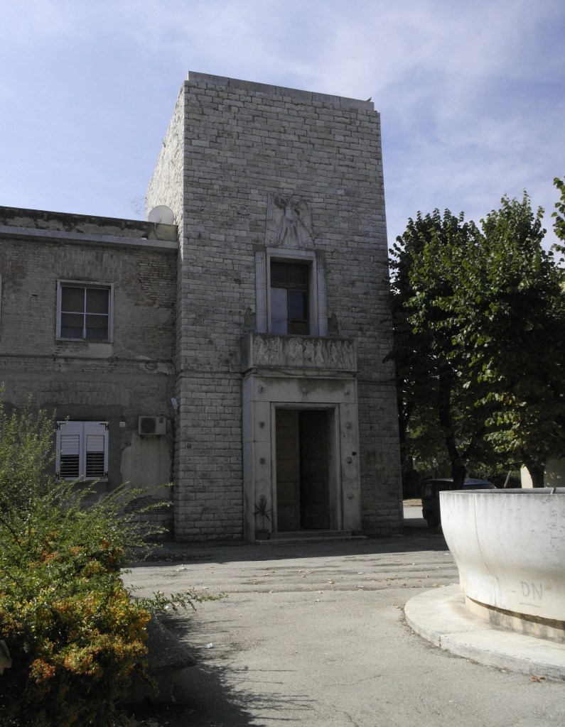 bâtiment public avec entrée monumentale