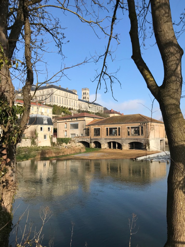 rivère au premier plan, ville derrière