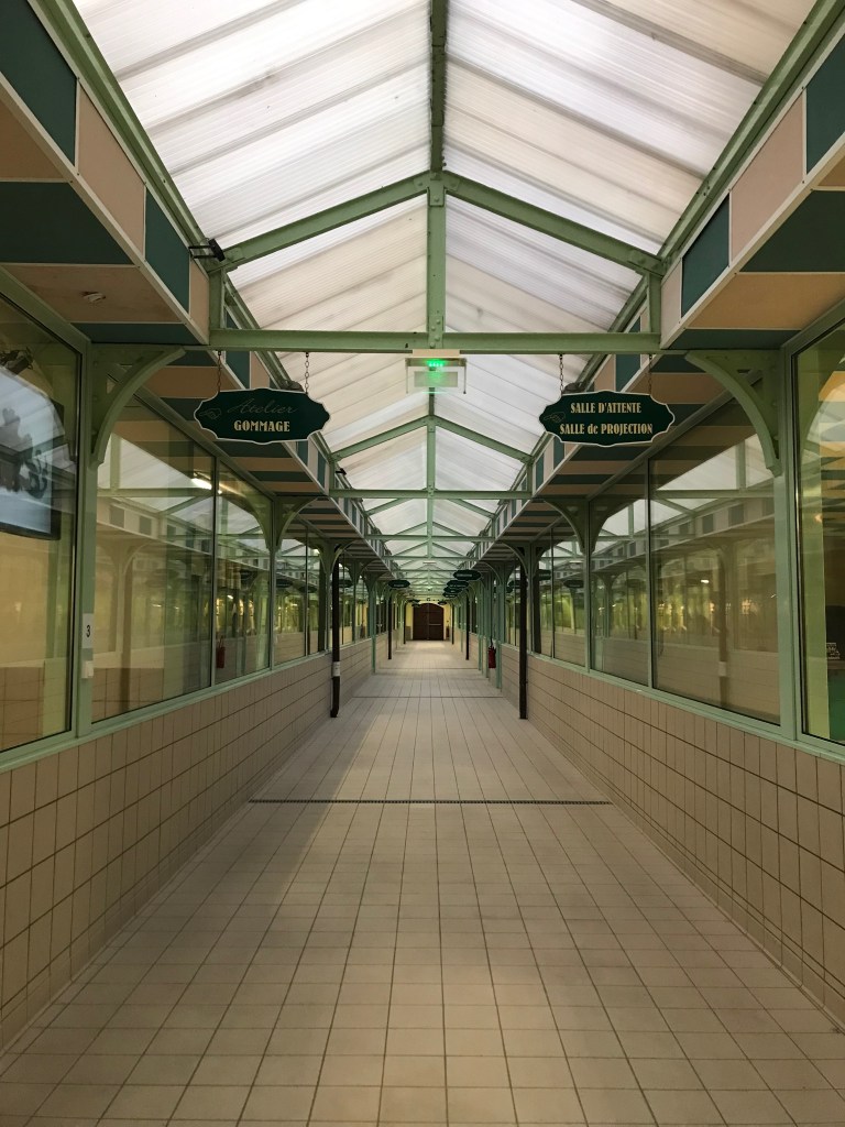 couloir carrelé et vitré, avec verrière, ambiance passage parisien