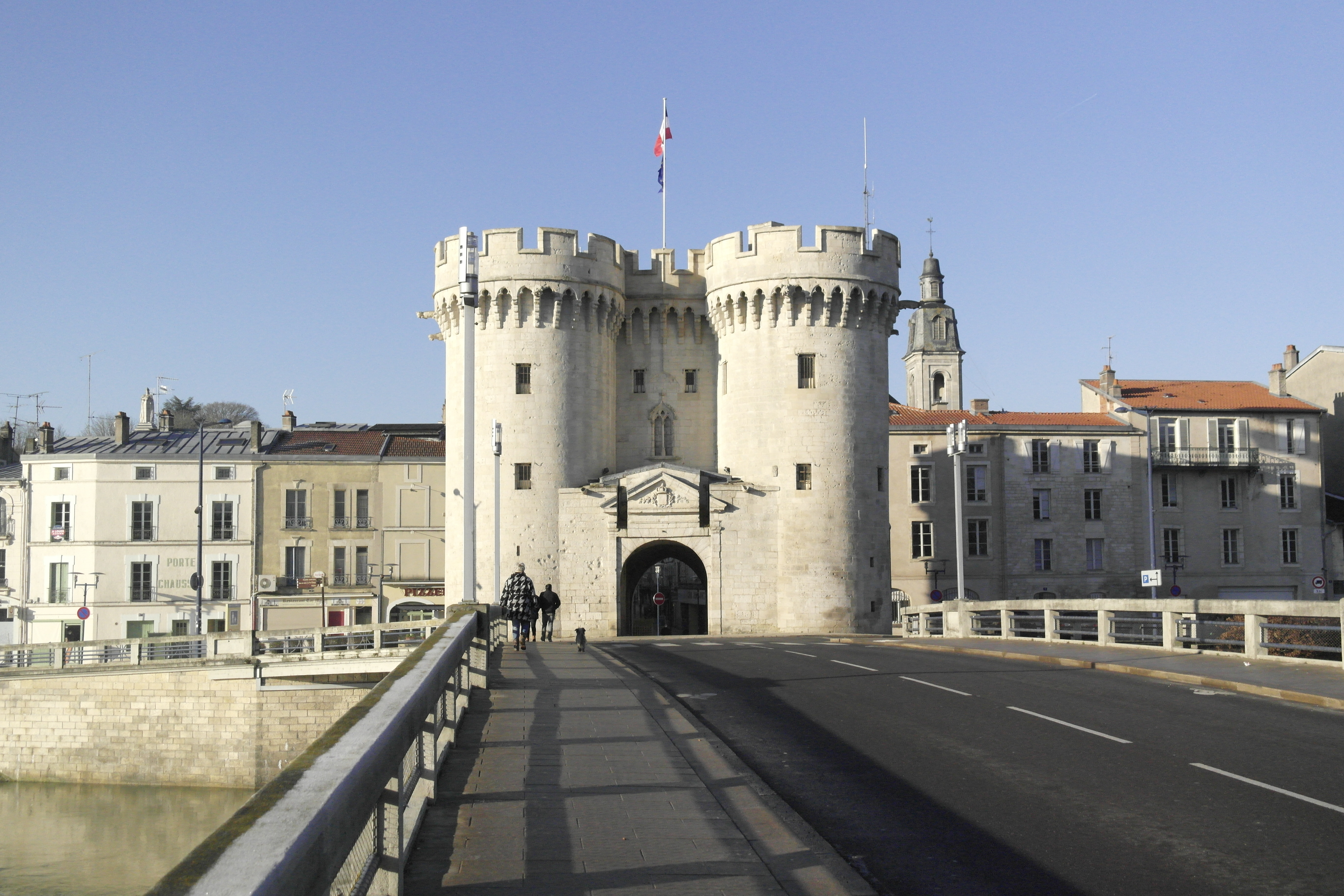 porte médiévale avec deux tours