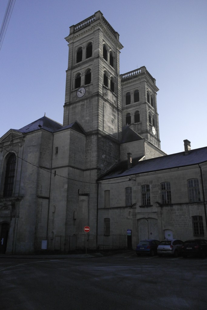 extérieur d'une cathédrale, deux tours