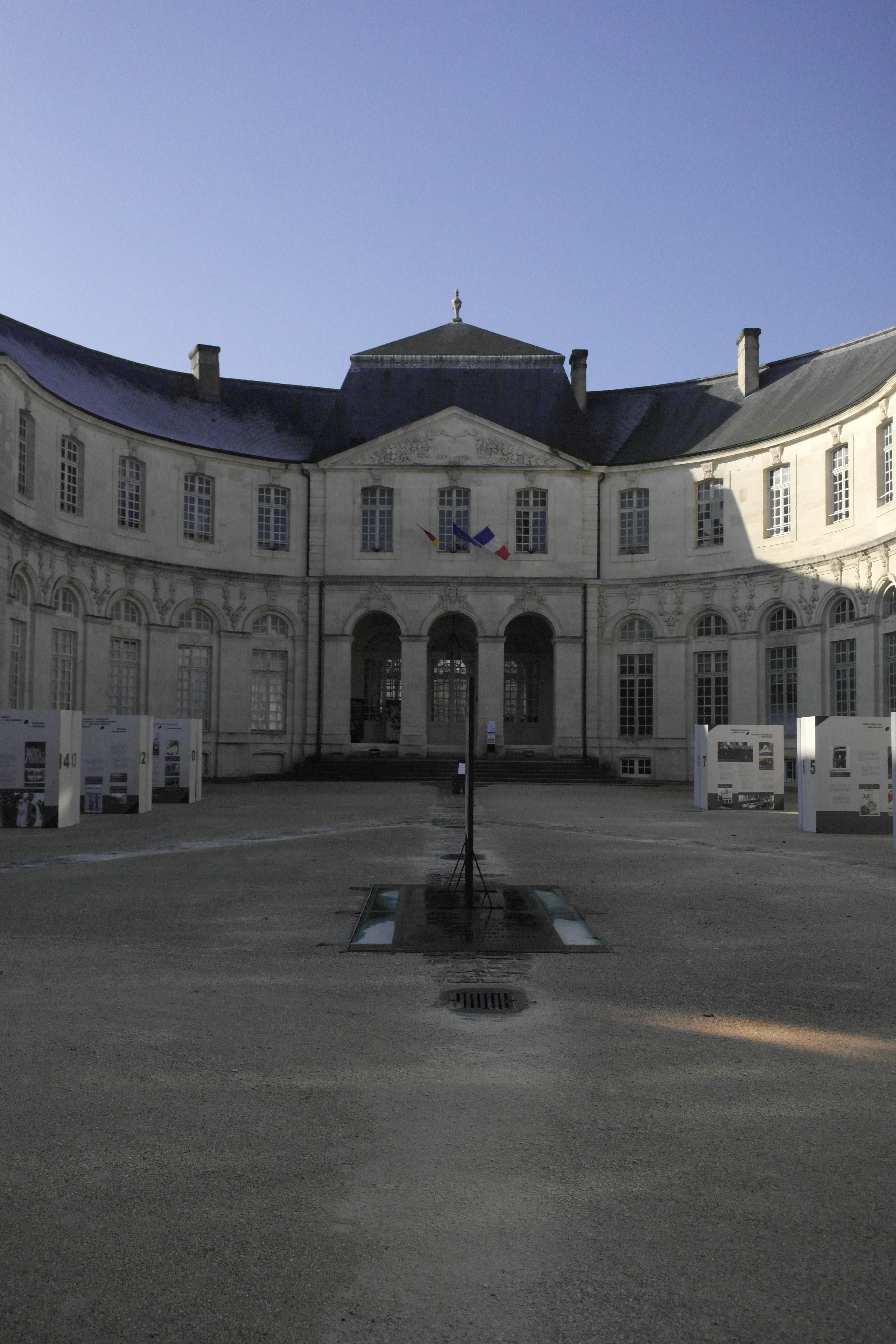 cour d'un bâtiment de style néo-classique, ciel bleu