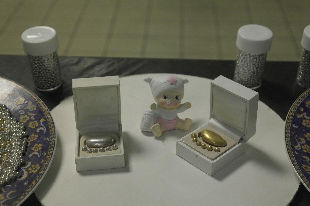 dragées or et argent dans écrin à bijoux