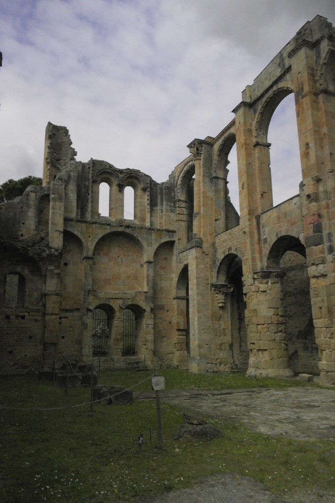 nef en ruines, sans toiture, larges ouvertures de baies