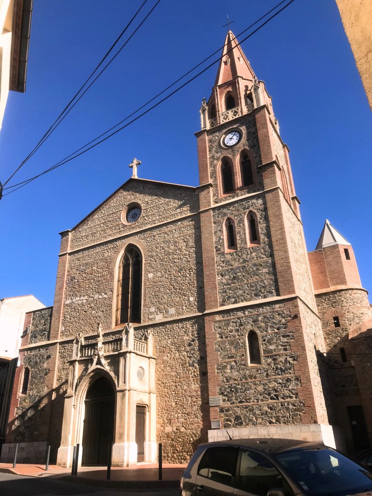 église de Pia, ciel bleu