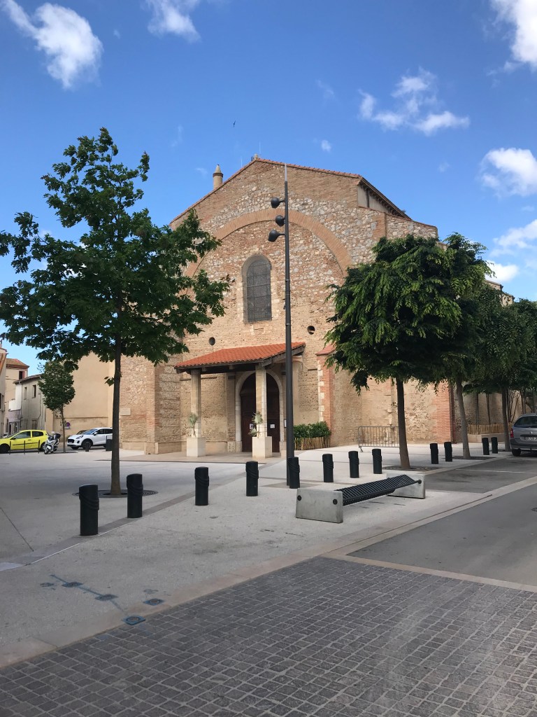 église en pierre et brique sans clocher
