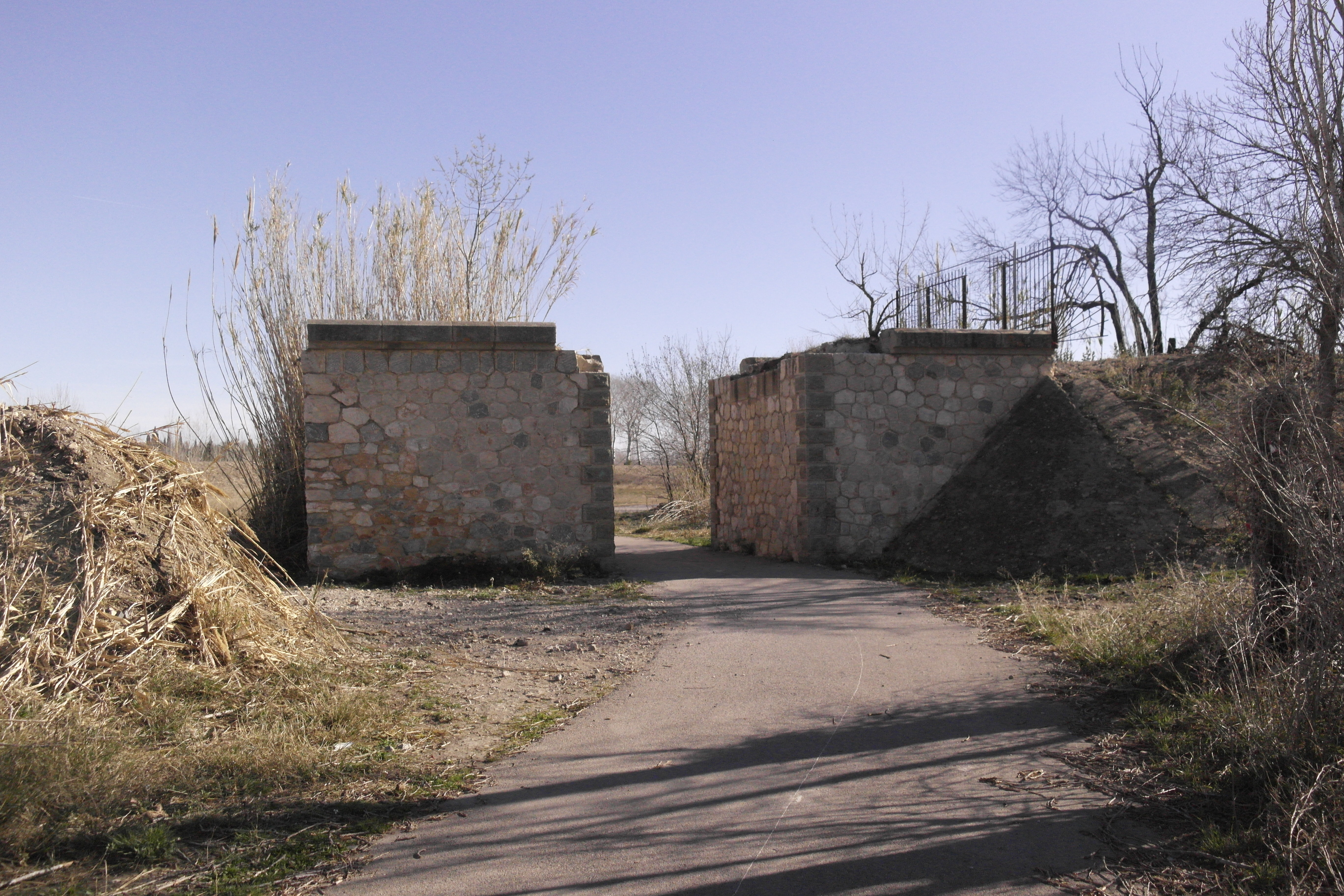 pile de pont, chemin qui passe au milieu