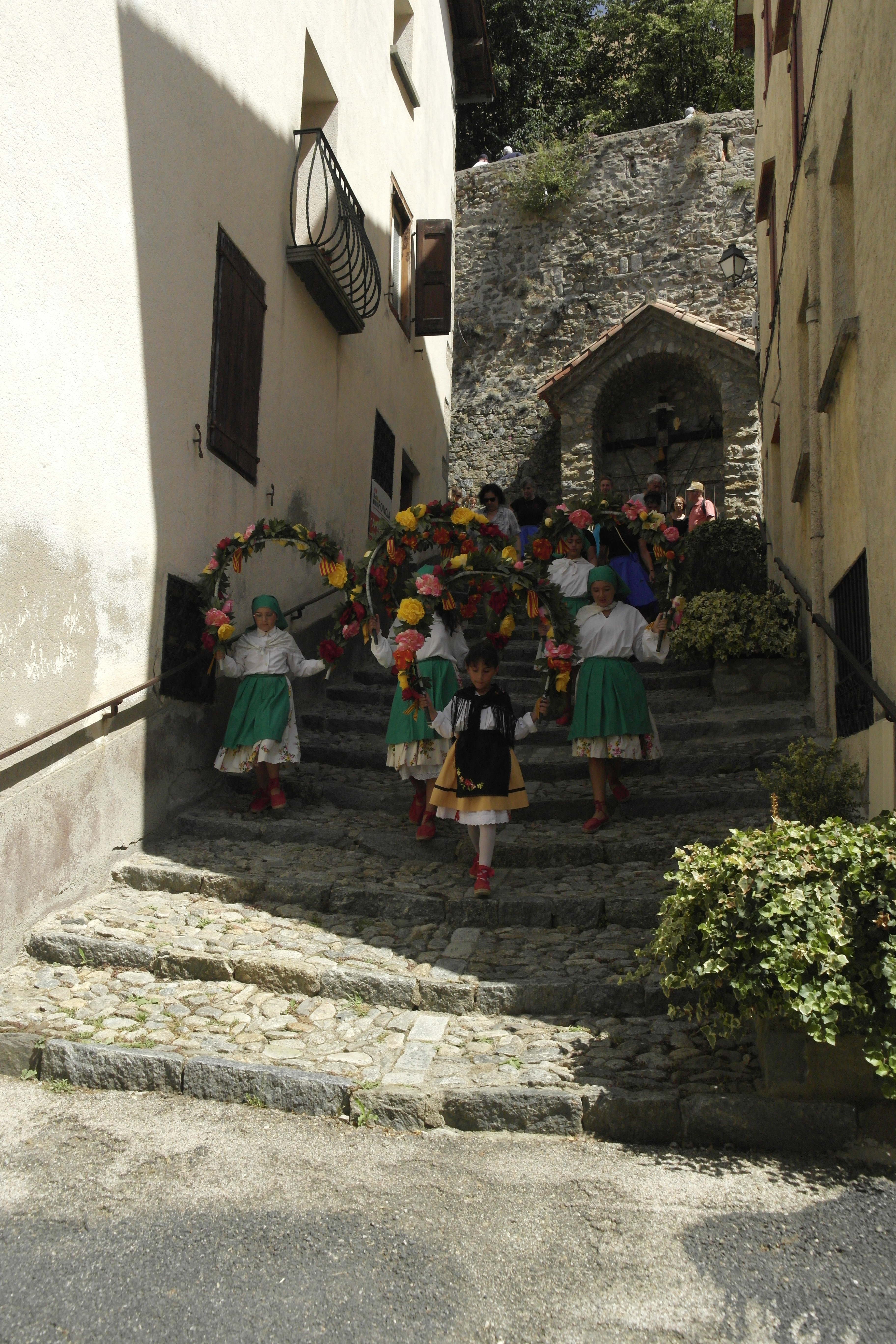 jeunes filles, danseuses de Sardane, dans les escaliers menant à l'église de Prats-de-Mollo