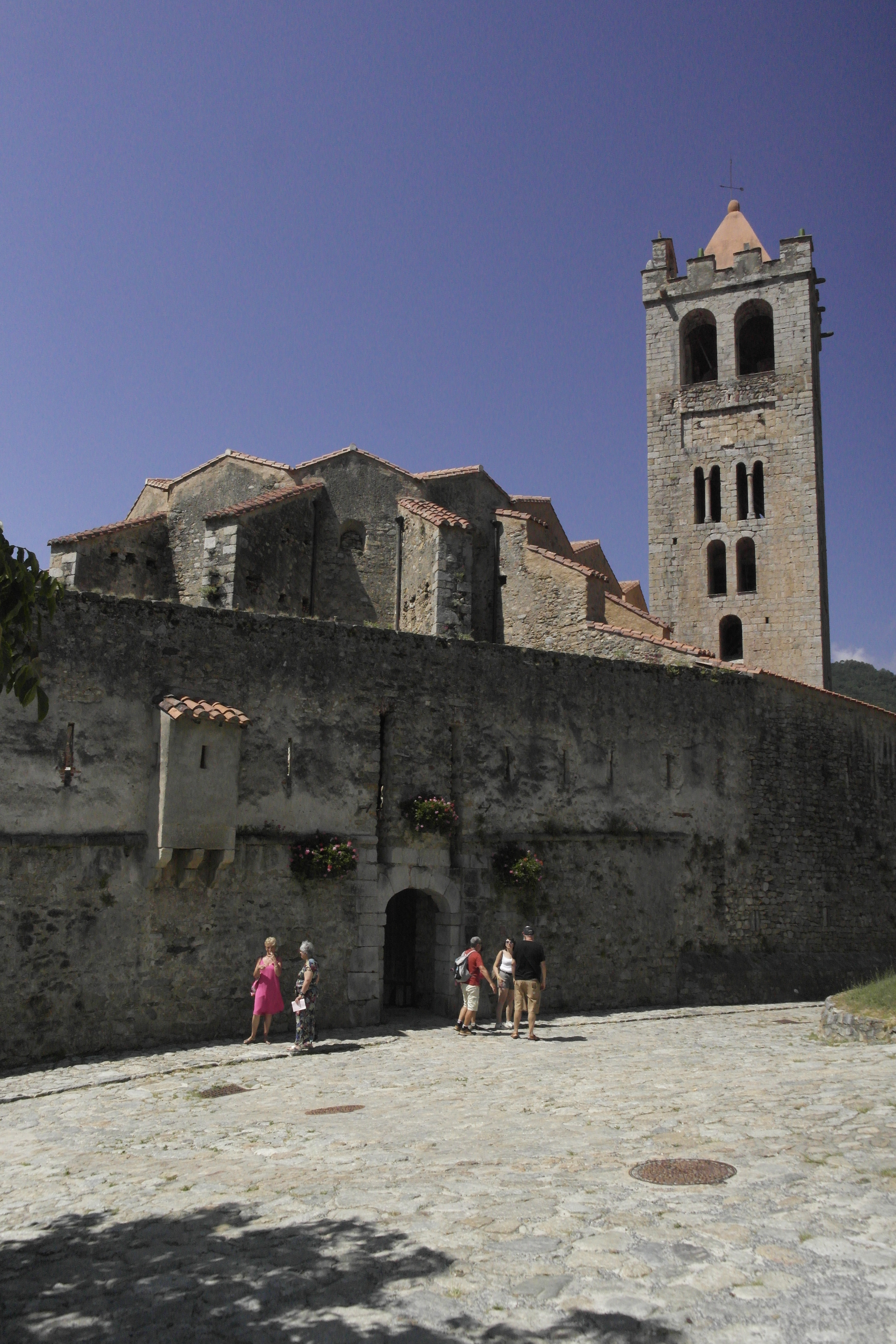 église derrière un rempart et une porte d'entrée dans la ville fortifiée