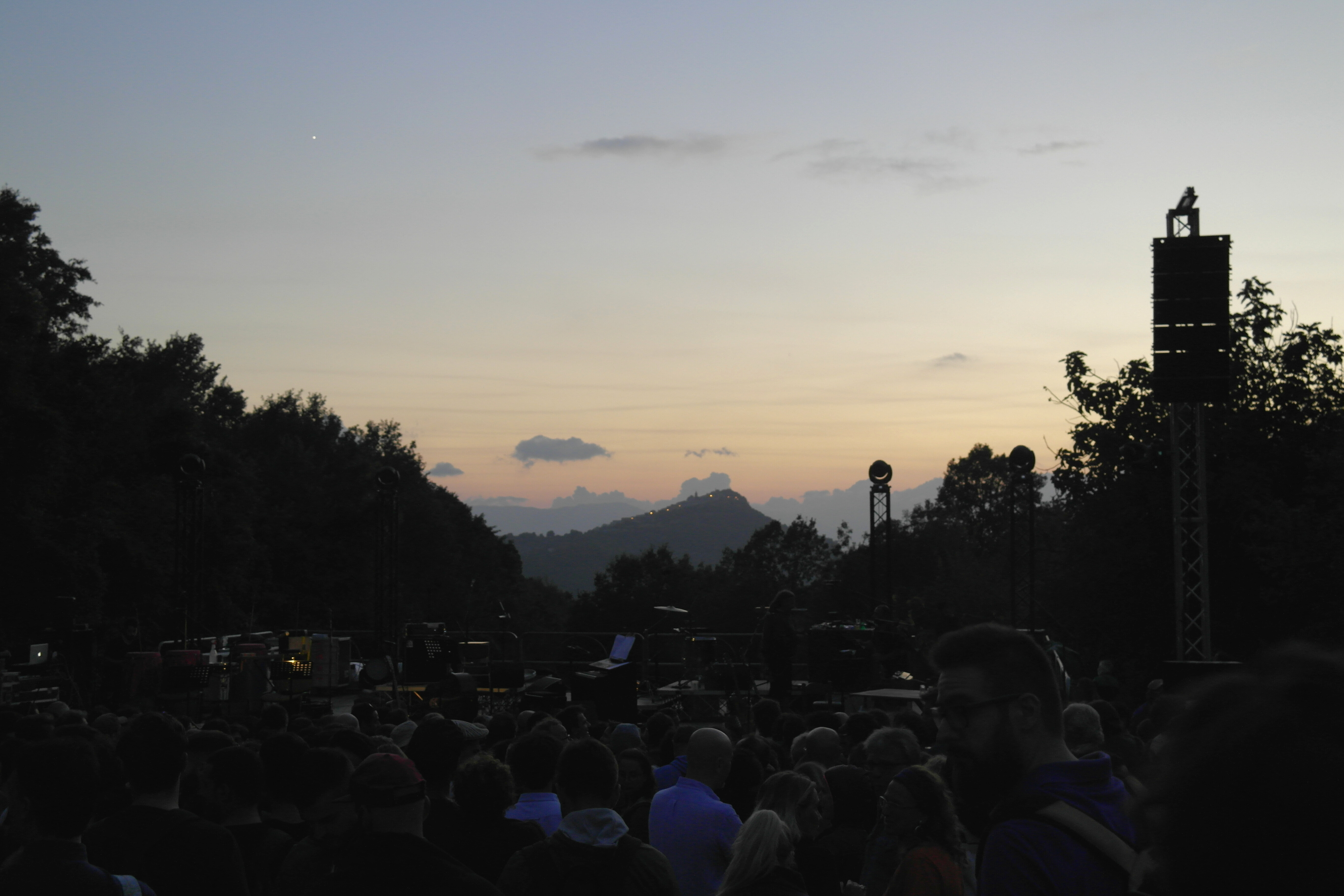 concert, soleil couchant, vue sur une montagne