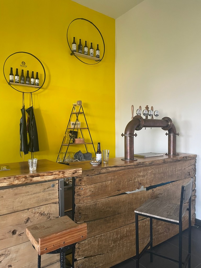 comptoir en bois, brasserie