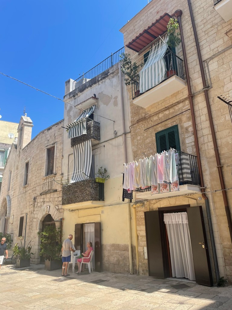 bari vecchia, vieille ville, maisons blanches