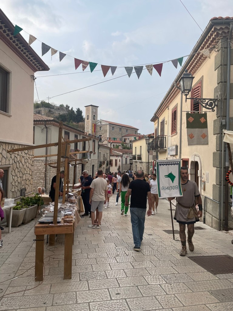 rue médiévale avec stands artisanaux