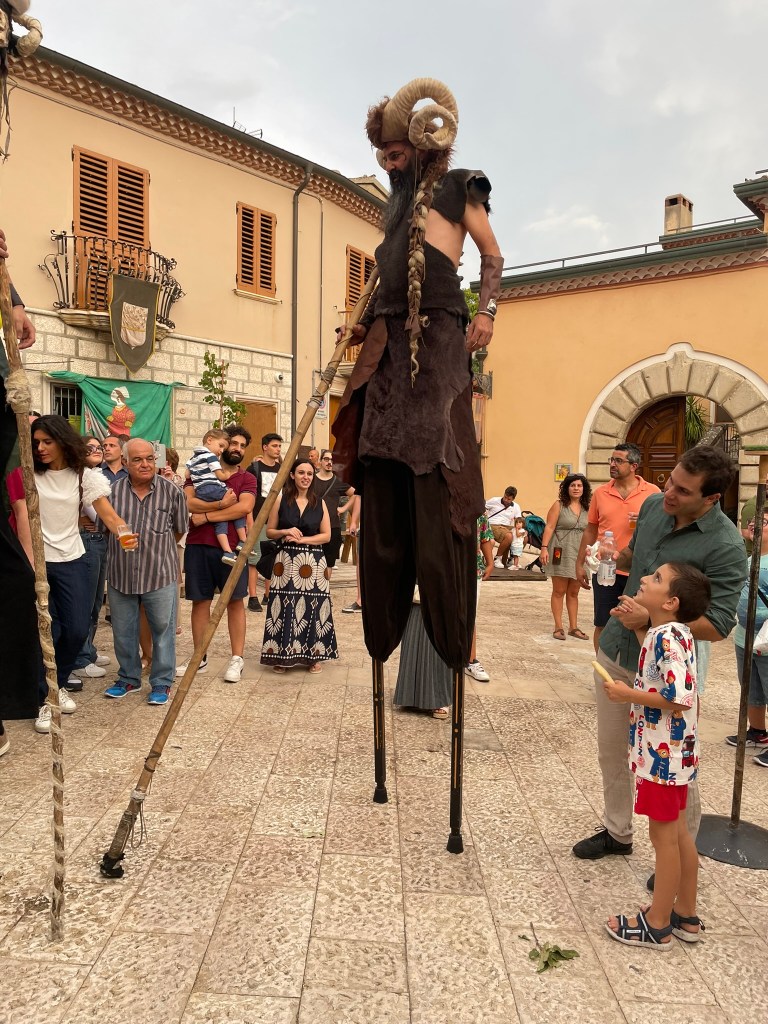 artiste déguisé sur des échasses