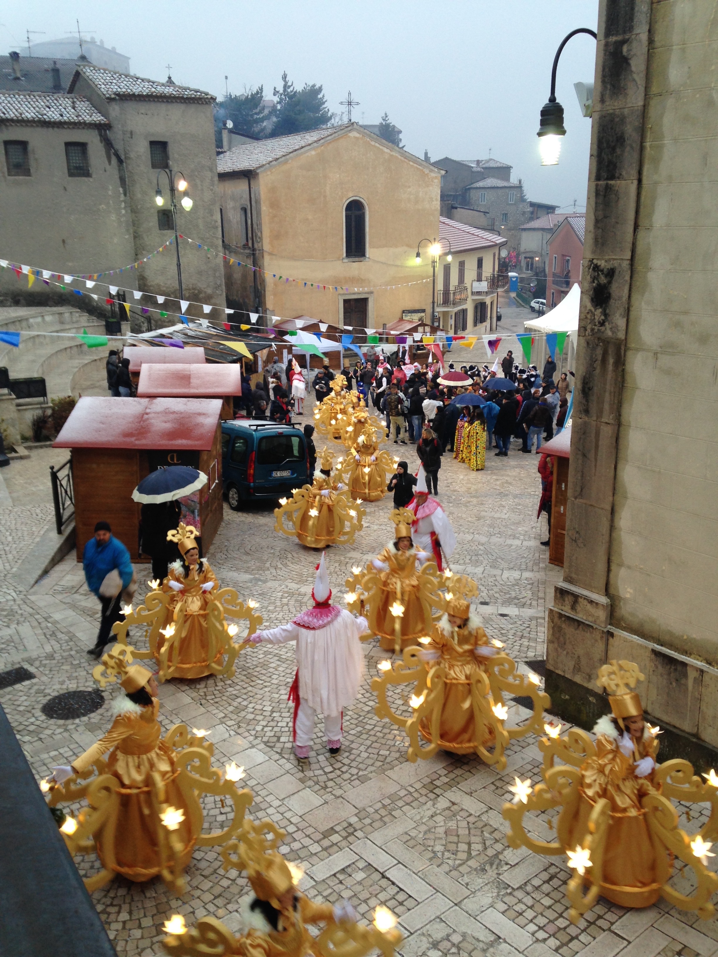 Carnaval, vue sur des personnes déguisées en chandelier