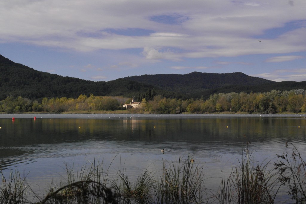 étang de Banyoles et église au loin