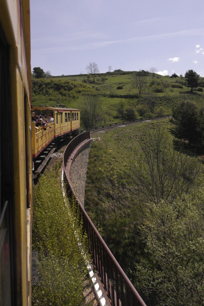 train jaune sur un pont