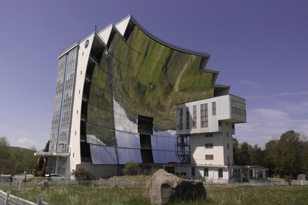 four solaire : bâtiment de plusieurs étages avec façade recouverte de miroir