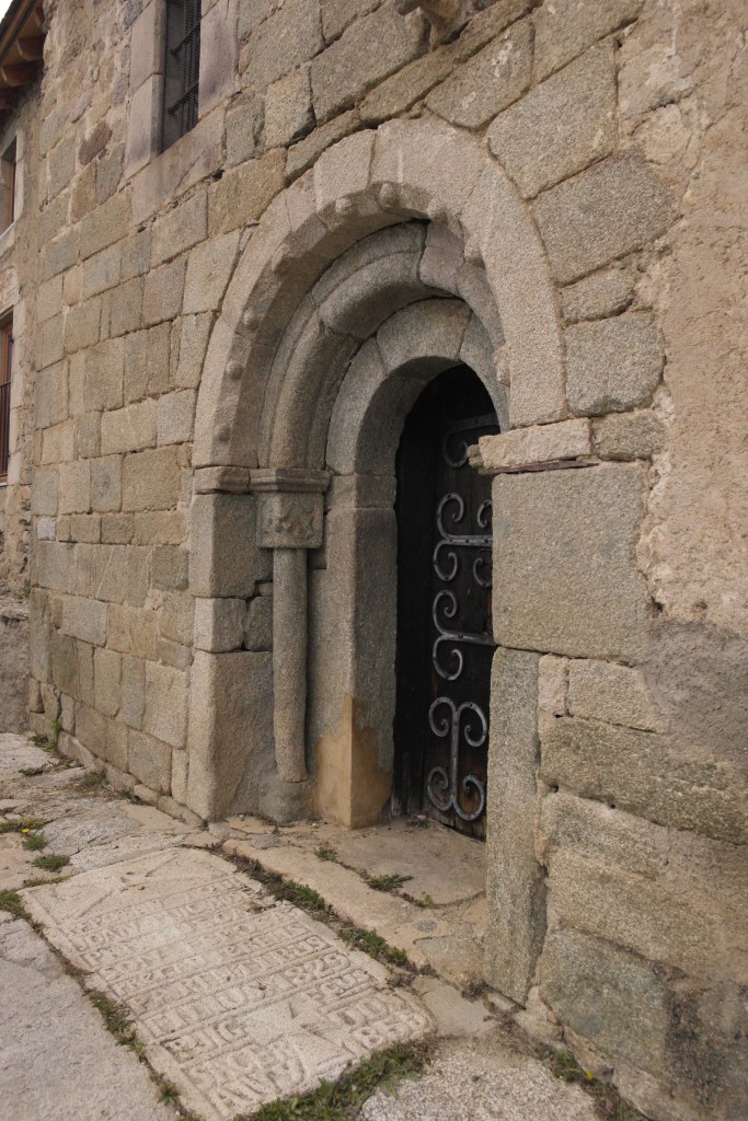 portail d'entrée de l'église Sainte-Colombe