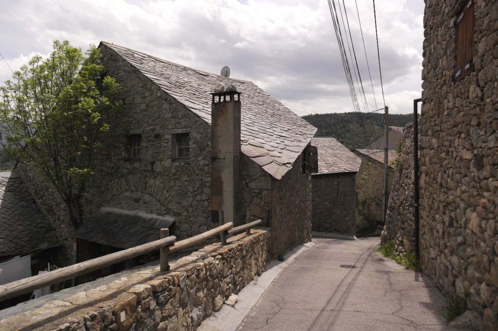 rue de Via, grandes maisons rurales en pierre
