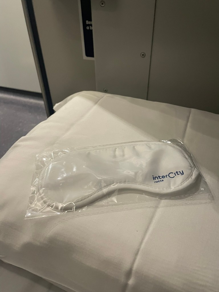 oreiller et masque dans le train de nuit italien