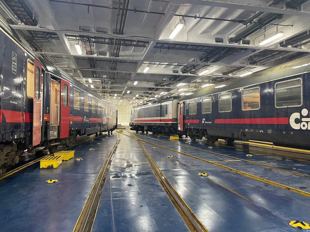 wagons dans le ferry