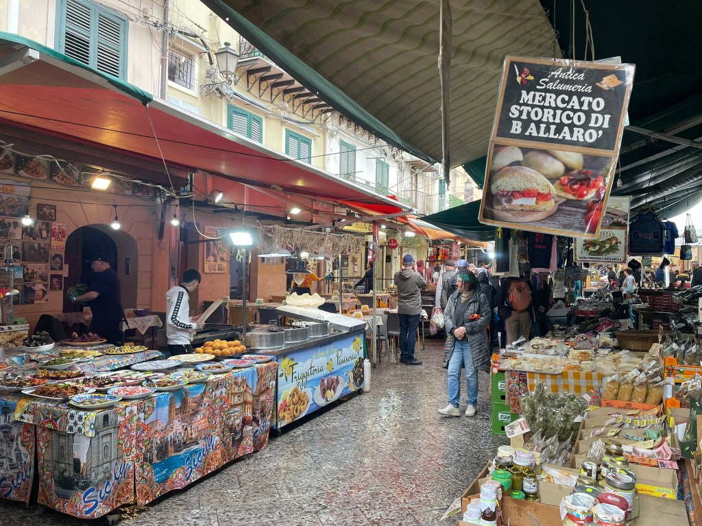 étals chargés au Marché de Ballarò