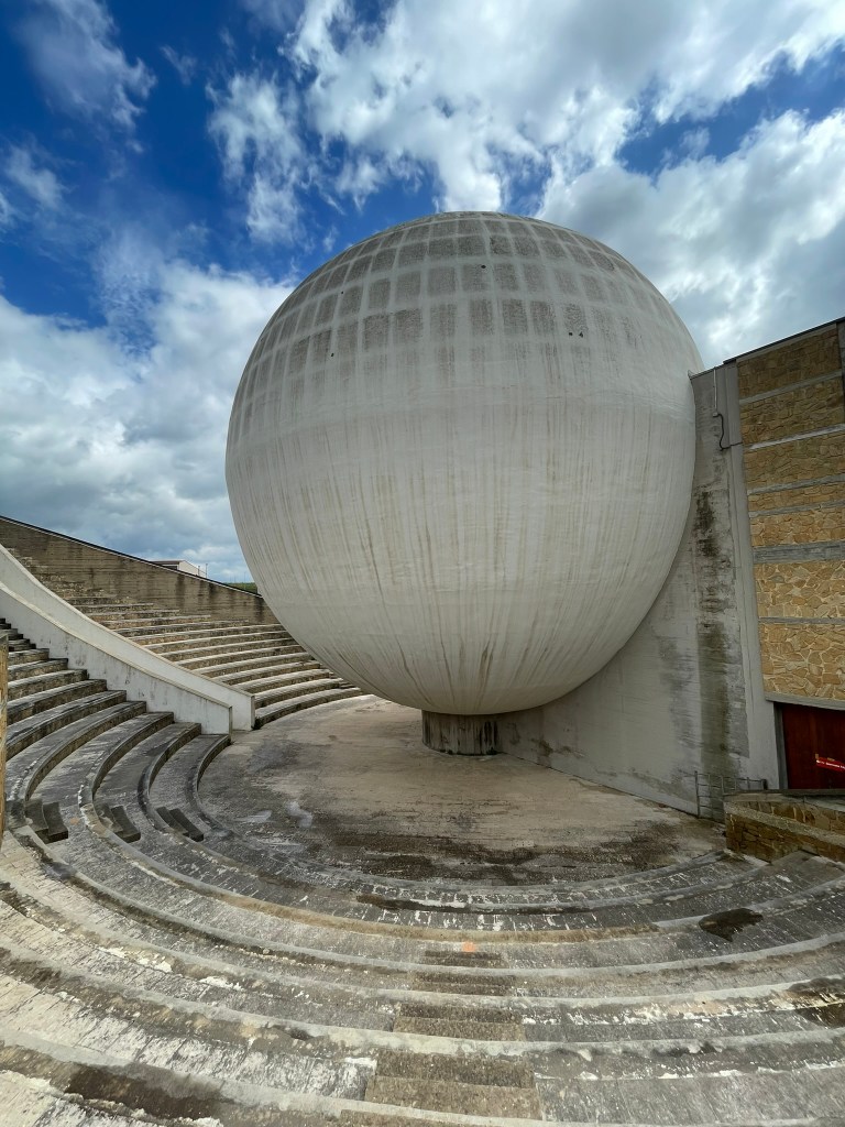 chevet de l'église de Gibellina nuova : sphère géante et amphithéâtre