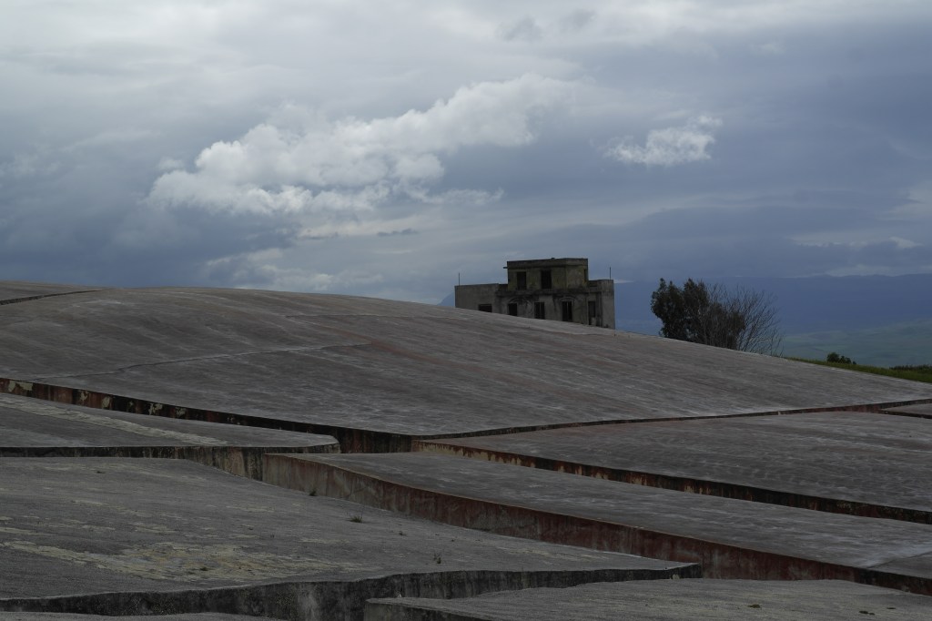 le Creto qui épouse la forme de la colline et la dernière maison non détruite derrière
