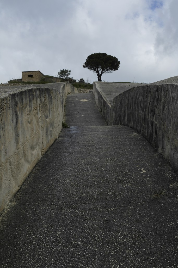le Creto : montée jusqu'au sommet entre les blocs de béton