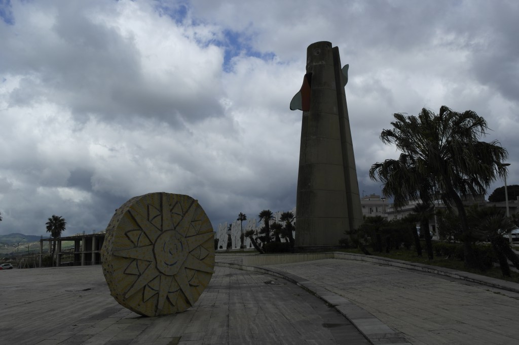 oeuvres d'art contemporain devant la Mairie