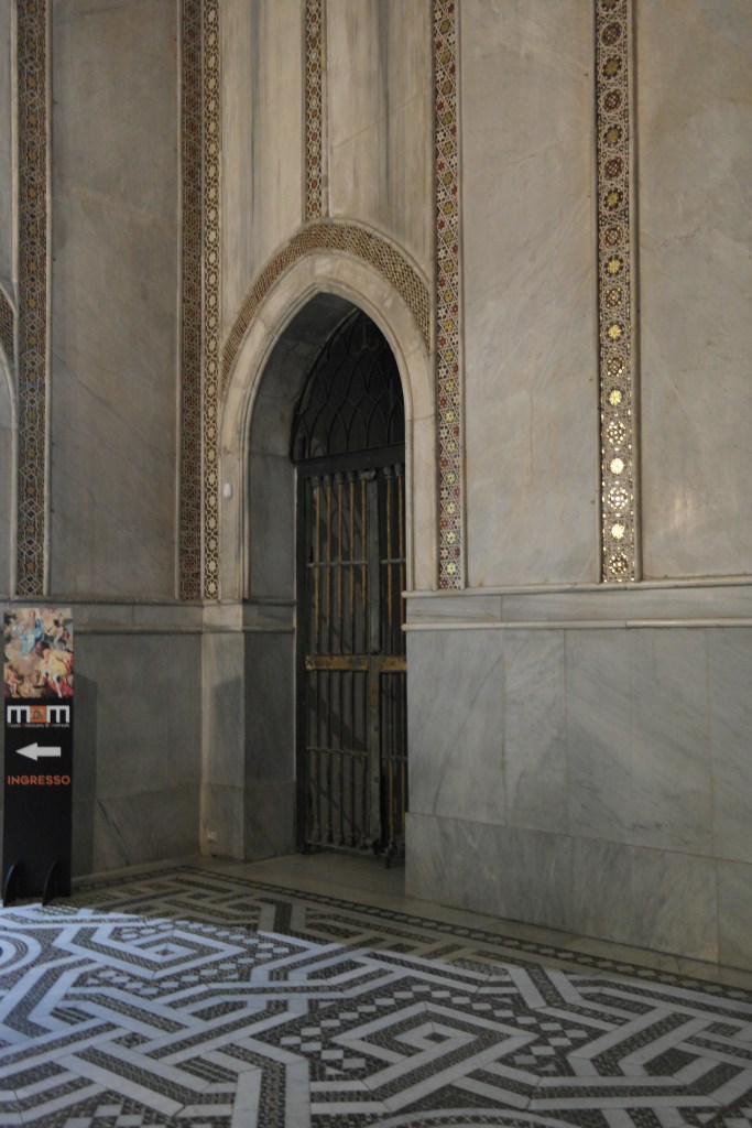 détail d'une porte, influence orientale, dans la cathédrale de Monreale
