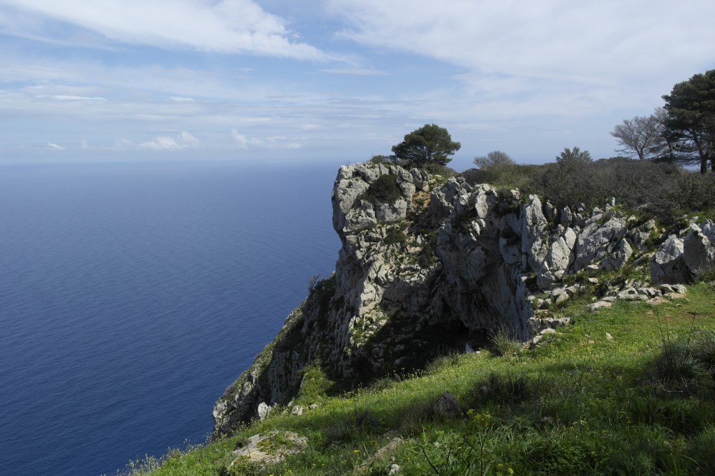 rocher à pic sur la mer