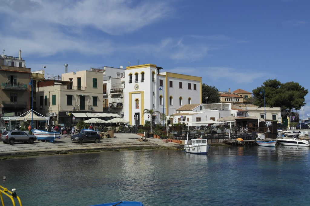 Petite église et eau cristalline à Mondello