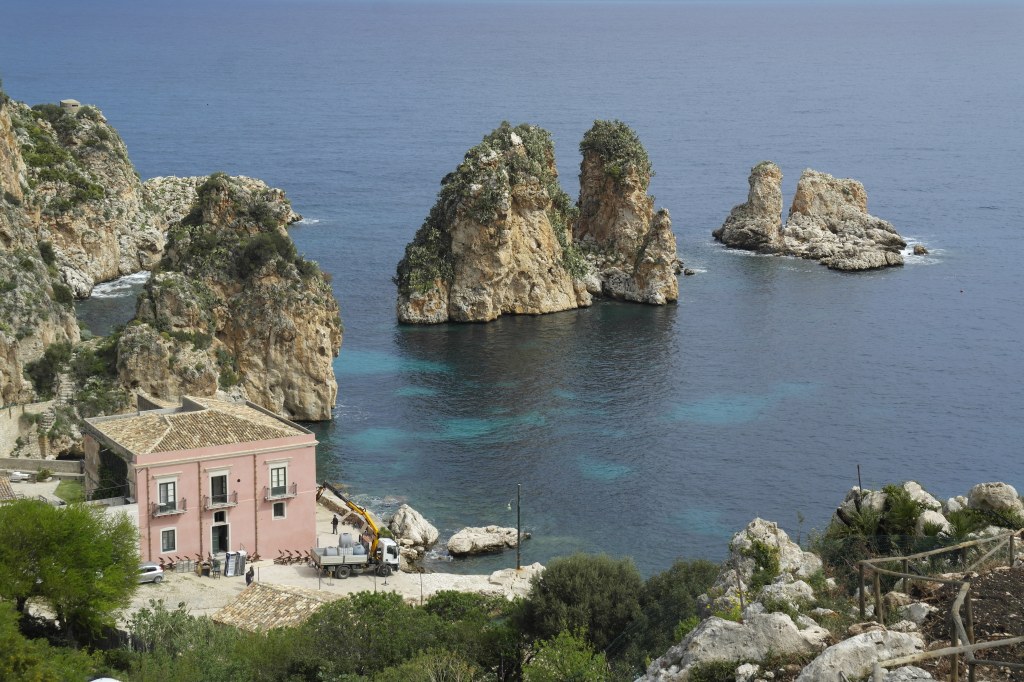 La Tonnara de Scopello : vue d'en haut de l'ancien port de pêche de thon, rochers détachés dans la mer
